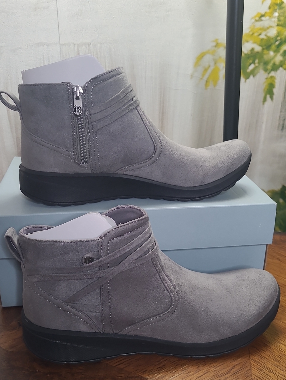 New in box! Life Stride Guest Womens 10 gray strappy ankle bootie shoes
